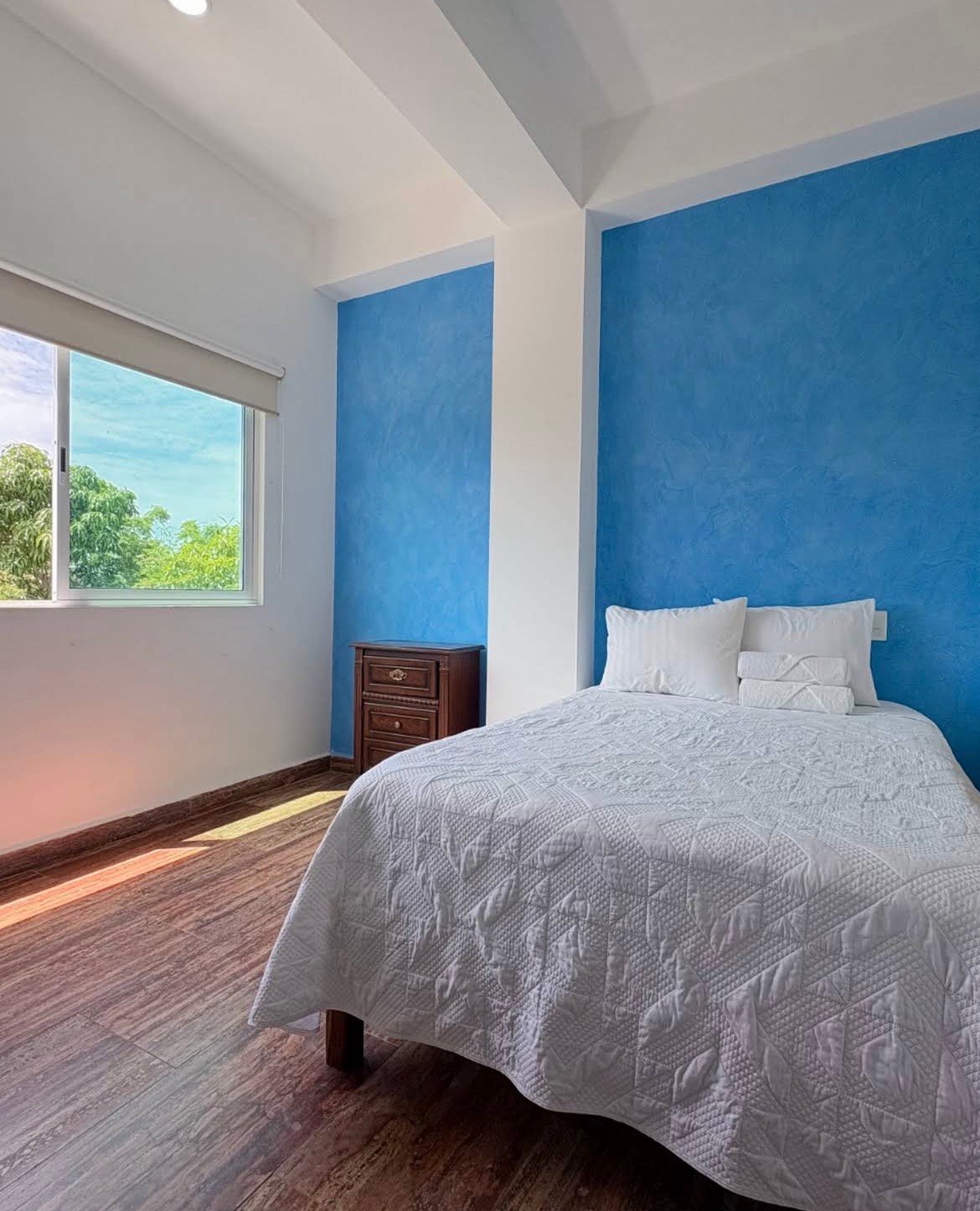 Habitación matrimonial del Hotel Abejac con una cama y ventana