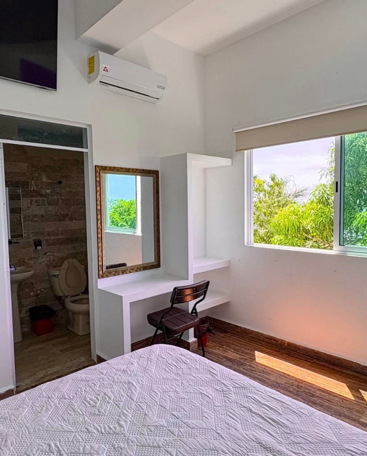 Otra vista de la habitación